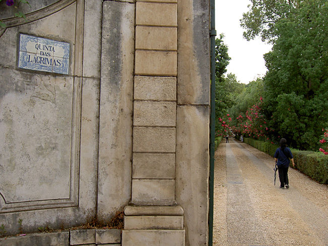 門には控えめなアズレージョがあります。<br />屋敷はずっと奥、で両脇はゴルフ場・・・