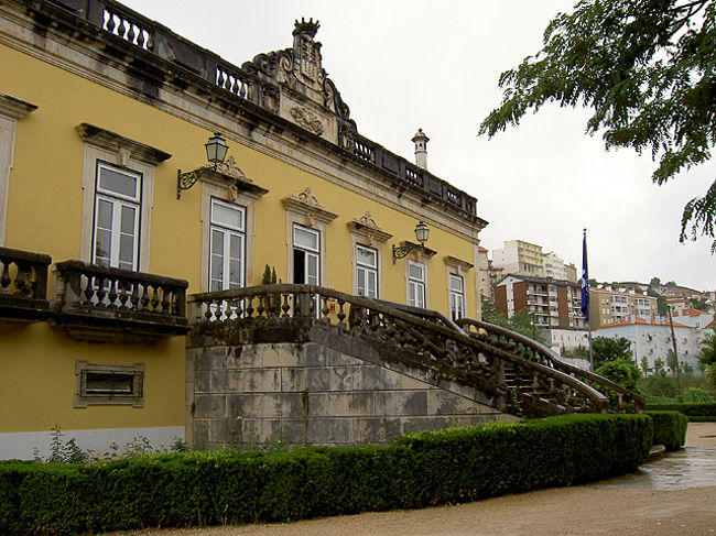 クリーム色の建物です