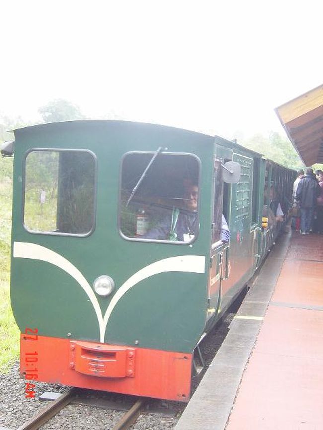 このトロッコ列車に乗ってイグアスの滝の近くまで行くのです。 東京ディズニーランドのウェスタンリバー鉄道みたいでおもしろかったです。 