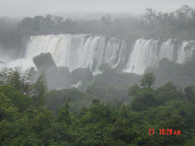 イグアスの滝（アルゼンチン側）です。<br /><br />滝の大きさわかるかなぁ〜！