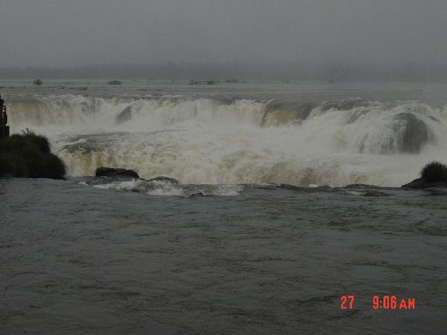 悪魔の喉笛ですぞ〜！<br /><br />この滝壺の底は見えないほど深いのだぁ〜！