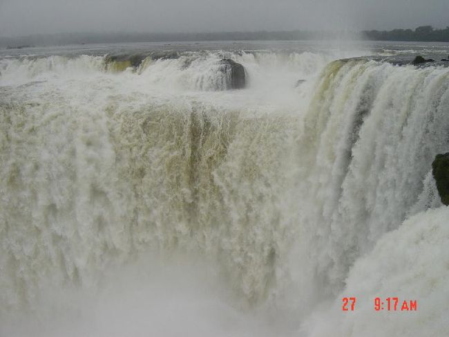 悪魔の喉笛を間近で（上から）撮ったものなのですが。<br /><br />滝の下は霧状になっていて底は見えない。<br /><br />そばで見るとみるとすご〜く迫力あって怖いです。<br /><br /><br />