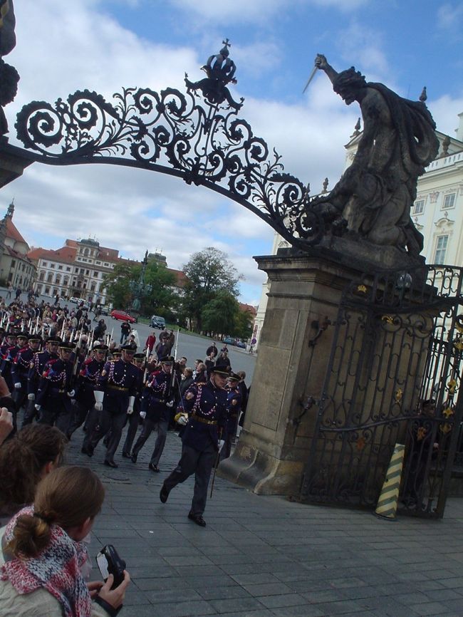 プラハ城。衛兵の交代式。アーリントンのそれより砕けているかな。