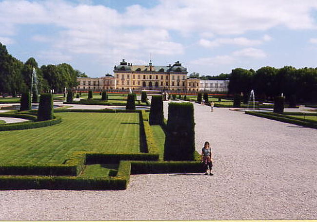 <br />翌朝、冷蔵庫に作りおきのサンドウィッチと自分たちで買ったフルーツを食べ、ドロットニングホルムの宮殿へ向かいます。ここは庭園の緑がとても美しいです。庭をたっぷり堪能したので宮殿の中身の見学は無しとして、今度は街をふらふらとし、王宮や国会議事堂がある島までたどり着きました。ここで、スウェーデン土産にバイキングの人形（二つで150クローン）と塩胡椒いれを買い、においに誘われてアイスクリーム屋へ。店頭でコーンを焼いているのです。しかも一すくいが大二個分くらいある。二つ入れてもらったらおなかいっぱいになってしまいました。よくみんなは一人で三つも食べられるものです。四時すぎに港へ行き、チェックインと出国の手続きをし、エストニアに向かいました。<br />