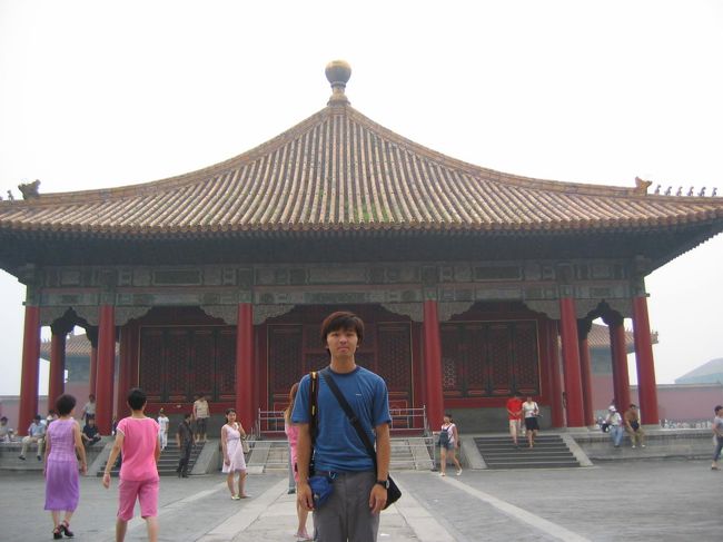 8月2日<br />紫禁城へ。または故宮博物院英語の名前は Forbidden City 結構センスあるネーミングだと思った。ガイドブックと山川の教科書のおかげでわかりやすかった。<br />結構修復中だったりしたのが残念。<br />台湾の故宮博物院にも行ったことがある。やっぱ大陸の故宮博物院はでかさが違った！広場はでかいしびびった。玉座とかいろいろあって一つ一つ「地球の歩き方」には説明がついてて非常にためになった。そんで世界史の教科書のおかげで中国史を思い出しながら観光したことでよりリアルに中国の歴史を感じることができた。