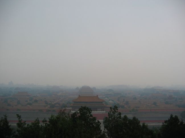 景山公園から見下ろす故宮博物院。<br />霧が出てきてて幻想的な雰囲気だった。<br />北京市内が一望できて夜景もすばらしいらしい。<br />