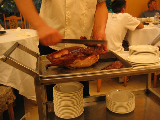 市内のスタバで休憩してたら隣の女の子が日本人だった。<br />中華を一緒に食べようと思った。中華って一人で食べてもつまんないし、いろんな飯をつまめないじゃん。<br />普通に話し掛けた。こっちに留学してる大学生だった。そんでトークが弾んだ頃、今夜一緒に北京ダックでも食べないかと聞く。<br />駄目でした…<br />なんか日本から友人が来るからとか言われてしまった…<br />別に下心とかないよ、これホントだよ。<br /><br />結局気まずく一人で北京ダックを食べた。別に美味いもんじゃないなー。日本で食べたほうが日本人の舌にあわせたりしてるから甘いんじゃん。中国人の舌は日本人の舌と違うらしい…