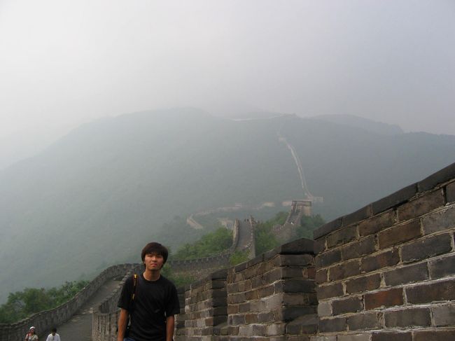 8月3日<br />万里の長城へ。八達嶺長城は一番混んでて人の長城ができるという噂からそこは避けて慕田峪長城のツアーを申し込む。<br />いろんなホテルで客をピックあっぷしていき総勢12名のツアーだった。ガイドさんは発音悪い英語で丁寧に説明してくれて好印象だ。10時に出発し、1時に長城のふもとに到着する。ゴンドラで上までいく。めっちゃ空いてた。