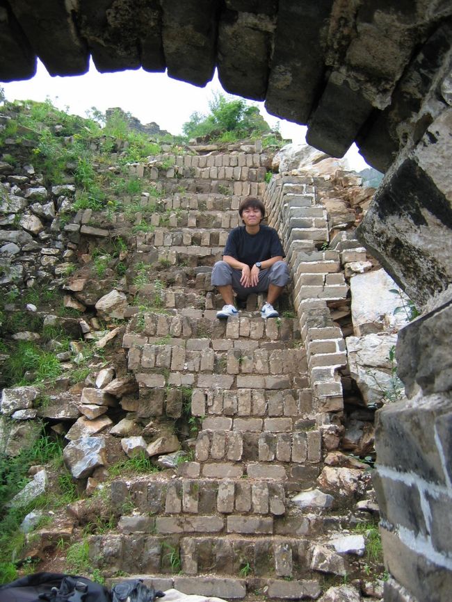 長城からの景色はまさに絶景だった。山の上に長城を建てていたからだ。まったく昔の人は無茶するなー。<br />写真は長城の修復していないところだ。<br />