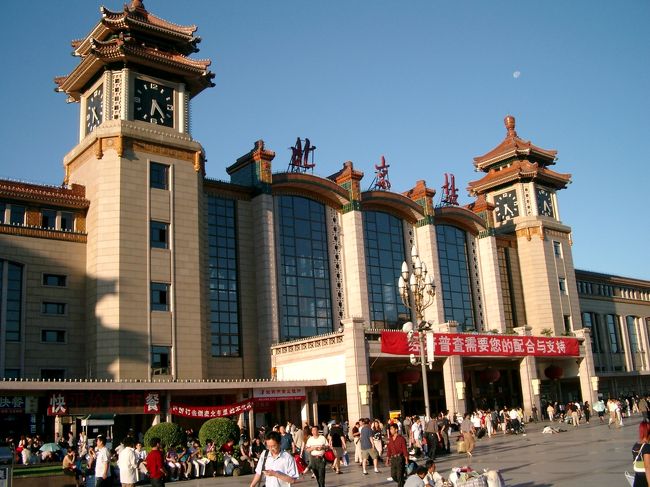 8月4日<br />いよいよシベリア鉄道の旅の始まり。<br />朝の7時40分北京駅発モスクワ行きに乗り込む。<br />オレのコンパートメントは英国人サラと中国人の親子だった。朝早かったから仮眠を速攻とる。<br />なんか騒がしいと思ったら万里の長城の横を通過していた。そんで廊下に出てみた。そしたら2人の日本人がいた。久しぶりに日本語を使い話し掛けた。オレと同じで4年生最後の夏を思いっきり遊ぼうと企んでる砂田と中野だった。