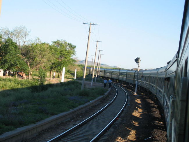 〜世界の車窓から〜<br /><br />北京から北上しだんだんと日が暮れる。<br />景色は移り変わり、草が徐々に減っていく。<br />上の写真では緑が生い茂り、下の写真ではステップ地帯に突入した。列車で知り合った砂田とずっと窓の外の移り変わる景色を見ていた。不思議と全然飽きない。都会となにもかもが違う。これが地球本来の景色だったり、においなんだろう。