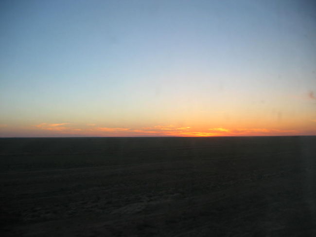 地平線に沈む夕日を眺める。<br />それだけで感動した。日本では絶対見れない景色だと思う。<br />これだけで旅に出た甲斐があったと感じた。
