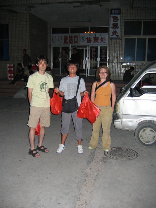 中国とモンゴルの国境の町二連に4日の夜に到着する。<br />入国審査を車両の中でやる。同室の中国人はやたらびびってた。普通に無事に終わった。<br />モンゴルとロシアは中国と違ってゲージが広いので車輪の交換をしなければならない。交換に2時間ぐらいかかるので二連の町をサラ、砂田、中野、オレで散策することにした。街灯も少なく中国の田舎の現状を垣間見れた。<br />屋台でビールをみんなで飲み、牛肉の串ざしを食べた。山椒とか中国っぽいスパイスがついててとても美味しかった。<br />砂田は腹が弱いから食べなかった。<br />そこら辺の店に入ってカップ面、水、缶詰、酒（ウオッカ）を購入。<br />そんで電車にもどり、寝た。いつのまにかモンゴルに入国していた。