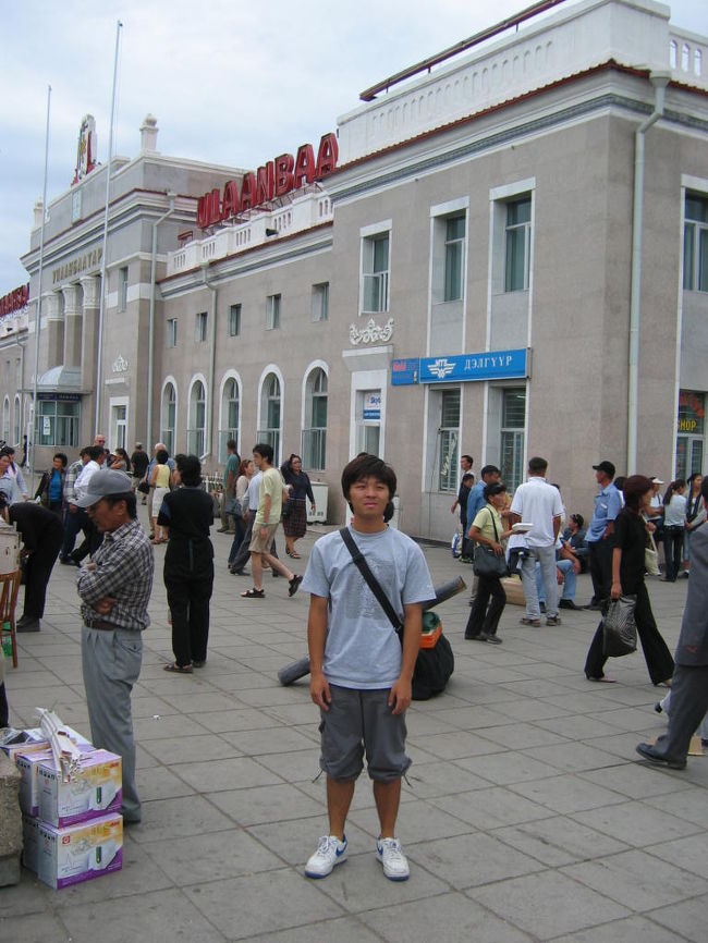 8月5日<br />昼ごろにモンゴルの首都ウランバートルに到着した。<br />ホームでアサショウリュウのお菓子が売られてた。<br />モンゴルでは英雄なんだろうなー