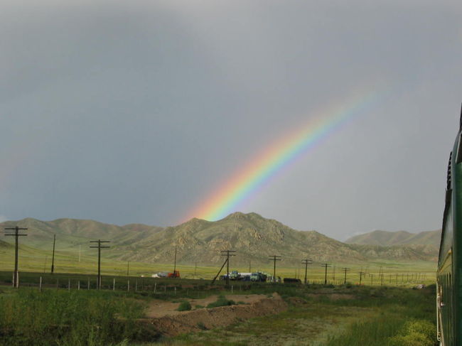 中国人が廊下で騒ぎ出してオレを呼んできた。<br />窓の外を指していた。<br />窓の外には今まで見たことのないような大きな虹が見えた！<br />中国人がこれだけ興奮してるから結構珍しいのだろう。<br />もう車両は感動の嵐だった。<br />これがそのとき撮った写真だ。<br />消えていく最後の瞬間を収めた。<br />PS：中国人に日本人は写真ばっかとっている奴らだと思ったに違いない。
