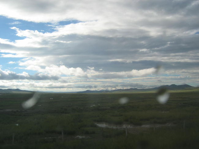 虹が消えた後空は真っ青になった。<br />虹が空をきれいに掃除してくれたのかな　笑