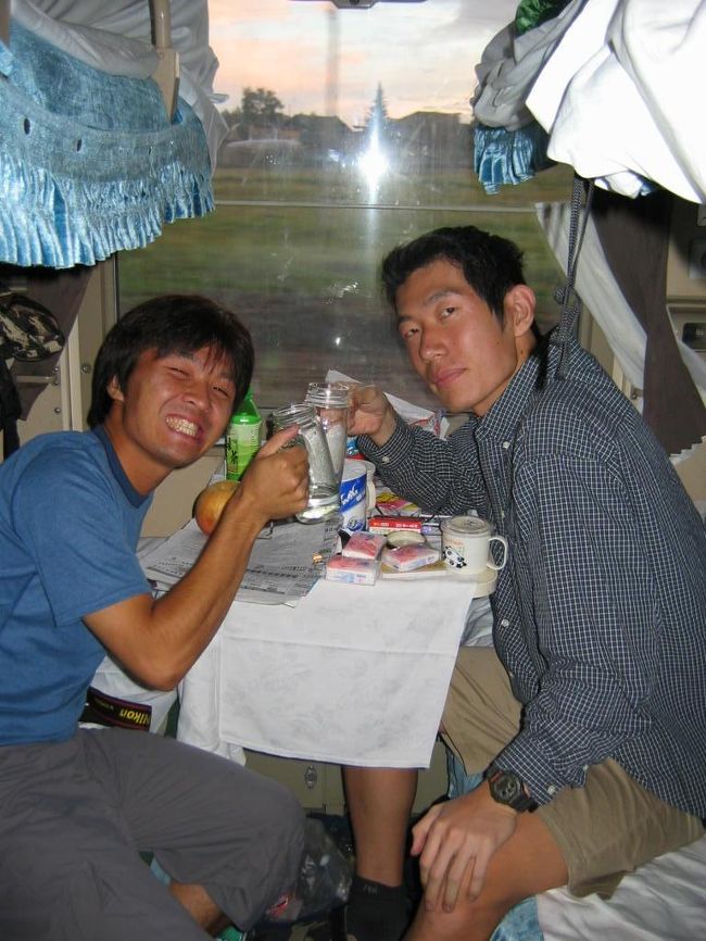 列車の中でプチ飲み会。<br />もちろんウォッカ！<br />不思議と中国人は飲まない。あほな日本人だと思われても仕方ない。
