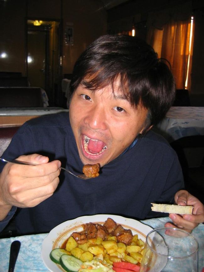 4日間のカップ麺の生活に飽きて食堂車へ行った。<br />ロシアと言えばビーフストロガノフ。<br />毎日カップ麺だったせいもあってめっちゃ美味かった！<br />支払いは、モンゴルの通貨、元、ルーブル何でもいいらしくルーブルがなかった俺らは非常に助かった。