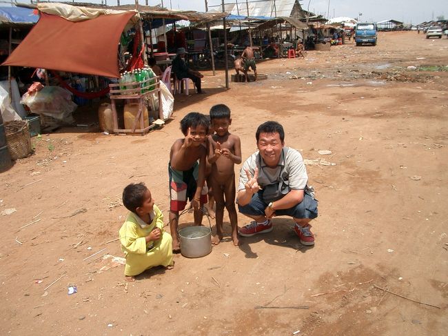 相棒と写真を撮り合っていると、地元の子供達が寄ってきました。ついでなので一緒に写っちゃいました。とり終わったら”ワンダラー、ワンダラー”とお小遣いを請求させられましたよ。