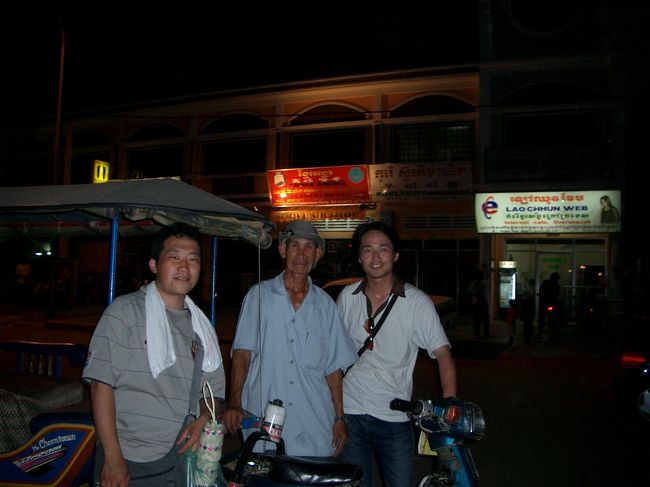 シェムリアップの市街〜トレンサップ湖往復のドライバーをしてくれたおじさんとの記念写真。丸一日、６＄で貸しきりました。なんだか申し訳ないな・・・。