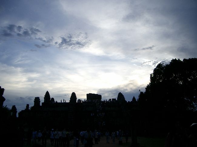 アンコールワットの近くにある夕日を見るには絶好の場所です。名前を忘れてしまいました。太陽が沈む前に、観光客が一斉に登りはじめました。私と相棒は確か＄１５づつ払って象の背中に乗り楽をしました。その為か曇りで夕日が見れませんでした。