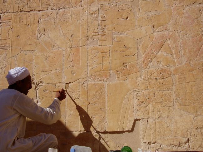 遺跡の修復作業をしている人の写真です。