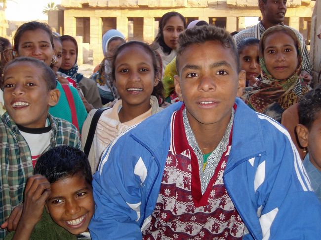 現地の子供たちはカメラを向けると集まってきます。