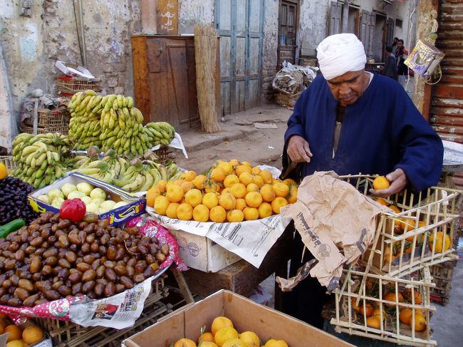 アスワン市内にある地元の人が行く市場は、現地価格で物を売ってくれました。とても安いかったです。（買い物をするときはボールペンをあげると価格がすごく安くなります）