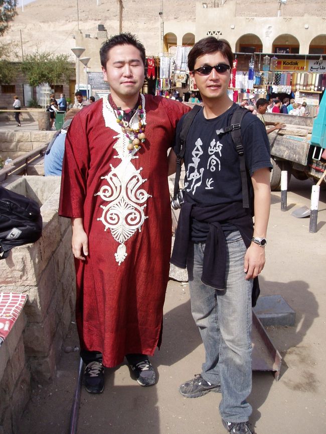 現地の人に時計（空港でただでもらったやつ）をあげたらガラベイヤ（きてるの）をもらいました。