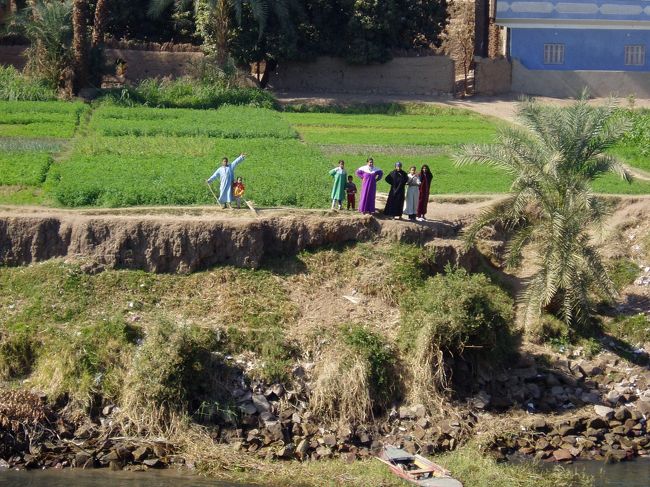 クルーズ船の上からナイルの人々の写真を取りました。船が通るとみんな手を振ってきます。