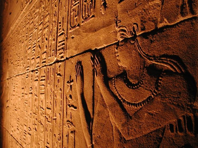 壁一面に彫られた壁画はどこの神殿に行ってもすごいの一言です。