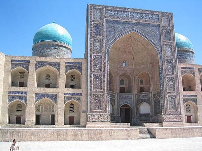 ブカラ旧市街。<br />美しいイスラム建築が密集してるよ。<br />真っ青な空に屋根が良く映える。