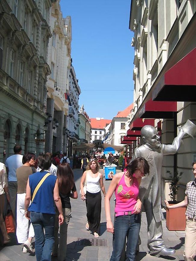 ブラスチラバの街並み。手前の銀色の像が統一感のない像（その１）です。<br />スロバキアに観光客を呼ぶべく立てられてる像ですがイマイチ趣旨が分かりません。<br />なんてことない像ですが街のいたるところでコレの絵葉書が売られてます。そんなスロバキアが大好きです。<br />