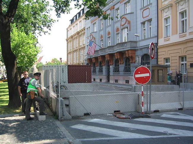 スロバキアの米国大使館。テロ対策のためバリケードが築かれてます。<br />近付いて写真を撮るとガードマンに睨まれました。