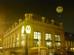 無事に南駅からオクトゴンという所のホステルに着けた。
いやぁ、すっかり夜でした。
ということでまだまだいけるところまで行きましょう。
ブダペスト市内探索。
最初はこれ。
「Ｍ」ときたらあれしかないですよね。