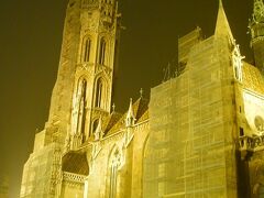 夜のマーチャーシュ教会。
さすがに夜も１０時過ぎれば人もいないわなぁ。
もちろん中にも入れませんでしたが、ライトアップはされていました。