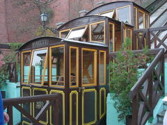 こんな感じのケーブルカーです。
３つの小部屋に９人くらいが乗れるかな？
そこまで大きくないです。