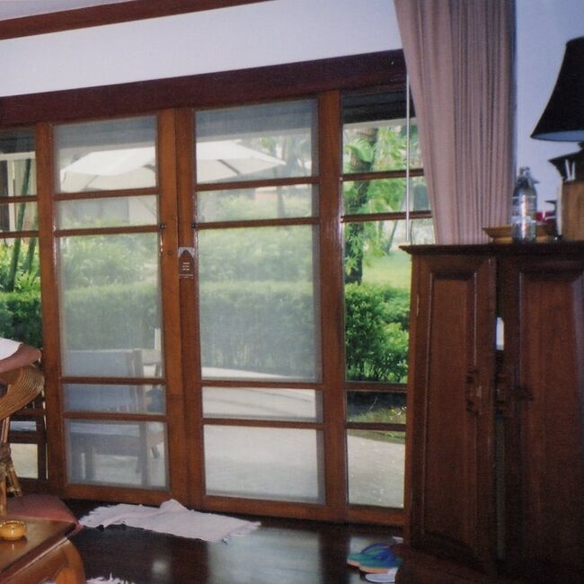 ホテルはサンティブリデュシットのビラに泊まりました。<br />部屋は１棟１部屋で平屋。海は見えませんが、非常に広々としてくつろげます。風呂が大きくて、シャワーブースも別にあります。洗面台も２つ有ります。アメニティも充実しており、海外のホテルでは見たことのない歯ブラシセットもありました。プールが非常に大きく、人も少なくプールにいる時間のほうが海辺にいる時間より多かったです。朝食付きの宿泊でしたが、オプションのツアーに出る時間が早い朝、ルームサービスに無料で変えてもらいました。夏休みですが、非常に日本人も少なく、海外気分が味わえました。ちょっと奮発したホテルではありましたが、個人旅行、パッケージツアーのホテルも含めて大変よい部類のホテルでした。