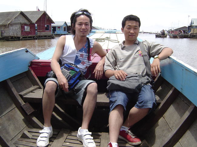 二人でボートを貸しきりました。１時間ＵＳ１５ドルぐらいだったでしょうか。ガイドの高校生はマイケル・オーウェンの顔を描いたＴシャツを着ていました。少々、サッカー談義をしてしまいましたよ。