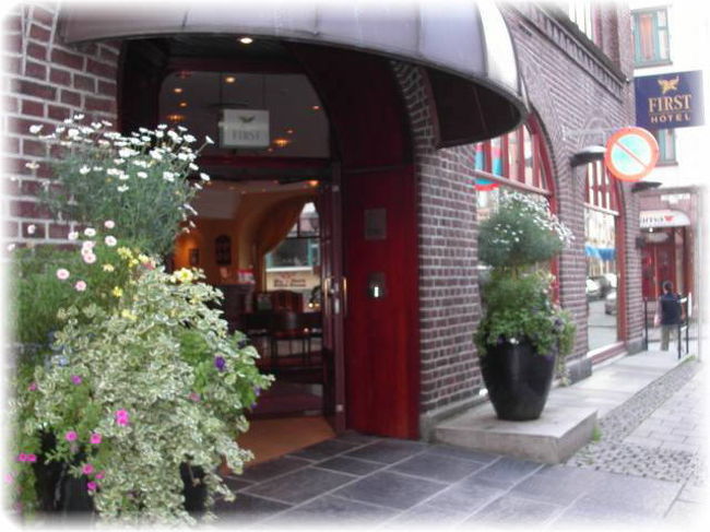 今回宿泊した「ファーストホテルマリン」の入口。<br /><br />古い洋館といった感じで、アンティーク調の<br />家具や内装がとてもきれいで清潔。<br /><br />無線ＬＡＮが使える部屋もある。<br /><br />ブリッゲン側の窓からは湾が一望できるのもうれしい。<br /><br />ただし、海のそばだからかもしれないが、<br />水道水はあまりきれいでない。<br /><br />少し黄色くて、塩辛い感じでした。<br /><br />ノルウェーは水がきれいな国のはずでしたが。