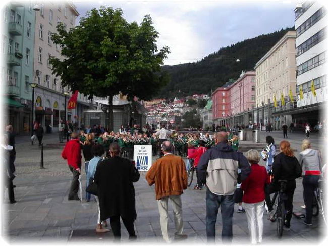 街を歩いたいたら、<br />子供たちが広場で演奏をしていました。<br /><br />天気も良くて、乾いた空気に気持ちのよい音が<br />響き渡って気持ちも軽くなります。<br />