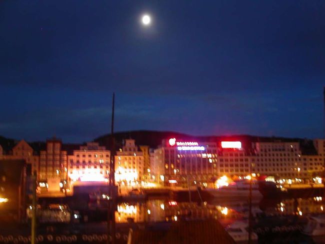 ホテルの部屋の窓からはきれいな夜景を堪能できました。