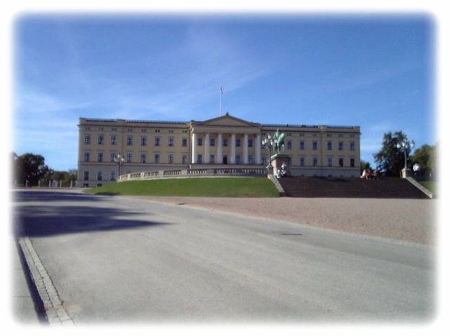 オスロの王宮。<br /><br />ストックホルムの時もそうだが、<br />王宮のわりには無用心のように思える。<br /><br />その分、日本よりも王室が開かれていると<br />いえるけれど。