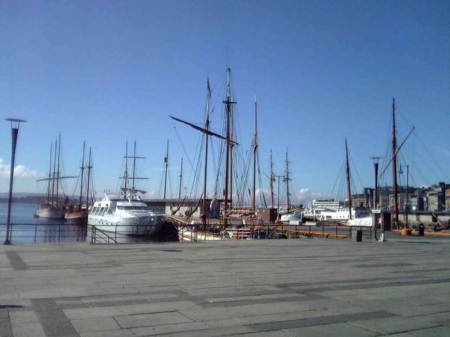 オスロの港。天気もよくて、人々も陽気に歩いているかんじでした。写真は港のみですが。