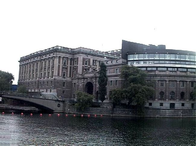 ストックホルムの中心、ガムラスタン島にある<br />王宮なんだけれど、王はドロットニングに<br />住んでいて、ここは執務室みたい。<br /><br />衛兵が門番みたいにいたけれど、普通に中に<br />入れるんだよね。<br /><br />教会になっていて、入ったらミサみたいなのが<br />はじまって出られなくなってしまった。<br /><br />みなさんに聖書配っていたけれど、さすがに僕には<br />渡さなかった。<br /><br />言葉はわからなかったけれど、中の豪華なつくりを<br />みたり、歌をきいたりして、<br />おもわないところで楽しめたりした。