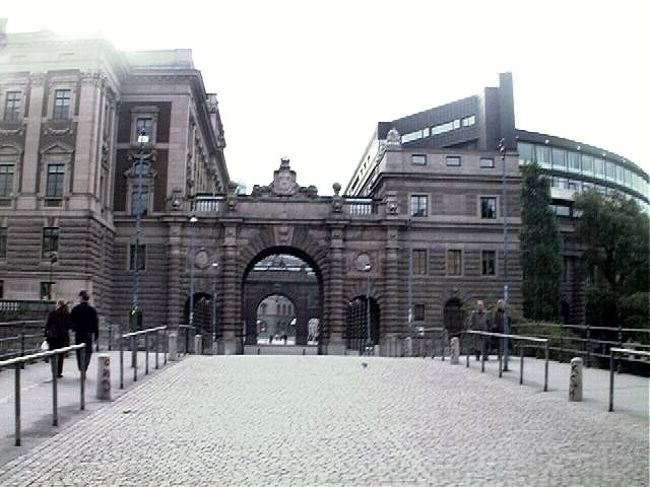 たぶん国会の建物だったと思う。<br /><br />でも道路になっていて自由にひとが<br />行き交っているのが不思議。