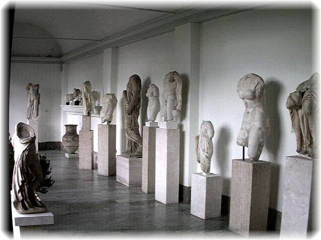 館内の様子。<br /><br />たくさんの彫刻が展示されている。