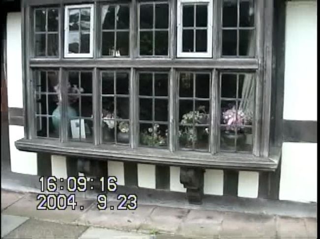 その頃私は、田舎の温泉に滞留していた。<br />いつものように散歩に行った帰り、またもや迷子になった。<br />ようやくふもとへ降りる道を探し出したが、そこには貧しい農家の代わりに、繁華な美しい町があった。私は幻燈を見るような思いで、その町に入っていった。<br />町の商店や建築物は、美術的に変わった風情で意匠され、かつ町全体としての集合美を構成していた。しかもそれは意識的にしたのではなく、偶然の結果からして、年代の錆がついて出来ているのだった。<br />それは古雅で奥ゆかしく、町の古い過去の歴史と、住民の長い記憶を物語っていた。