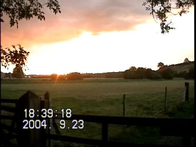 街は人手で賑やかに雑踏していた。そのくせ少しも物音がなく、閑雅にひっそりと静まり返っていた。<br />人以外に物音のする馬車の類がないためであったが、そればかりでなく、群集そのものが静かであった。男も女もみな上品で慎み深く、典雅でおっとりとした様子をしていた。<br />特に女性は美しく、しとやかな上にコケティッシュであった。その声は、どこか皮膚の表面を撫でるような、甘美でうっとりとした魅力があった。