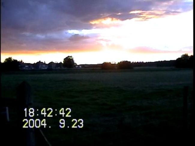 私が気づいたのは、こうした町全体のアトモスフィアが、非常に繊細な注意によって、人為的に構成されていることだった。単に建物ばかりでなく、町の気分を構成するところの全神経が、或る重要な美学的意匠にのみ集中されていた。<br />私は急に不安になり、周囲の充電した空気の中で、神経の張りきっている苦痛を感じた。此処に現象しているものは、確かに凶兆である。確かに今、何事かの非常が起る！起きるに違いない！<br /><br />と、或る小さな、黒い、鼠のような動物が、街の真中を走って行った。<br />瞬間。万物が急に停止し、底の知れない沈黙が横たわった。だが次の瞬間には、見れば町の街路に充満して、猫の大集団がうようよと歩いているのだ。猫、猫、猫、猫、猫、猫、猫。･･･<br /><br />